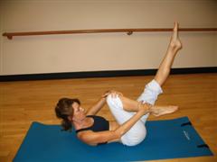 pilates single leg stretch image